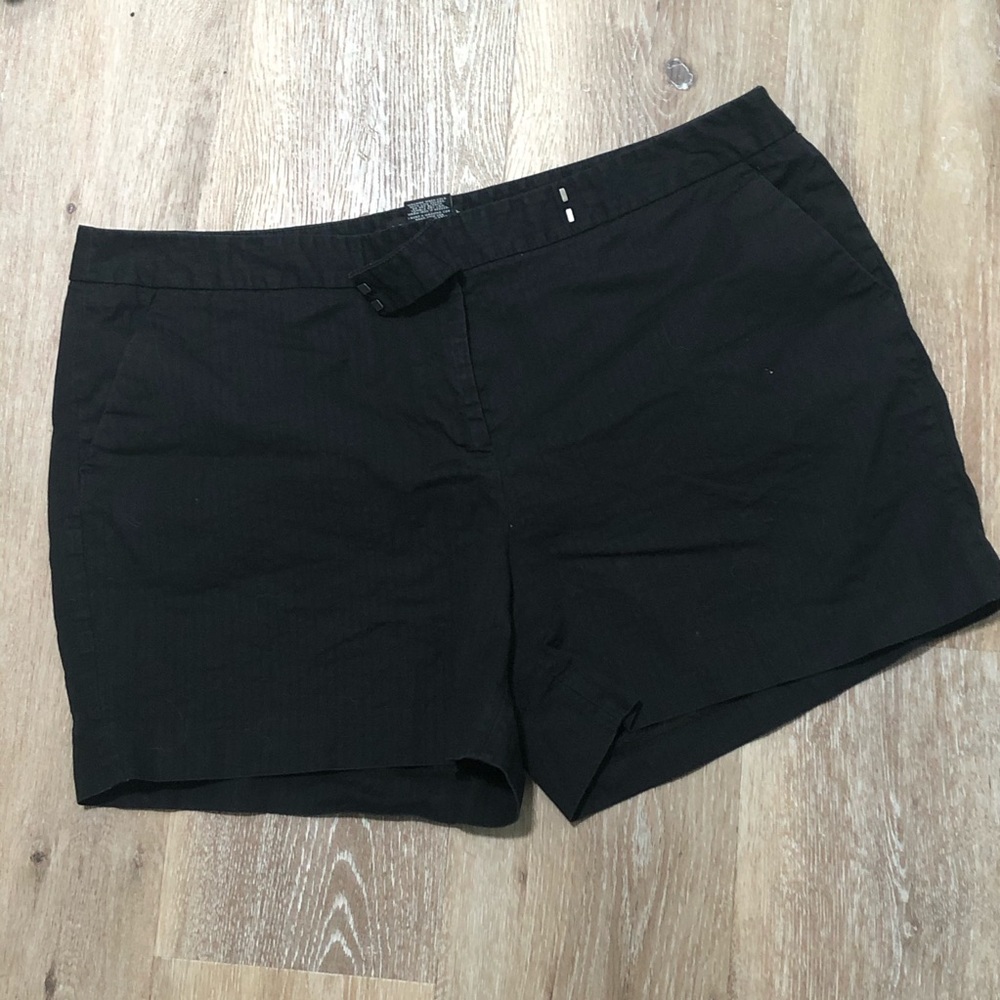 Women’s Black Shorts Apostrophe Fiona Size 18 Flat Front pin stripe